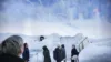 Mehrere Menschen in der Glaskugel