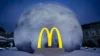 McDonald's Logo vor der Glaskugel außen