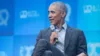 Barack Obama hält Mikrofon in der Hand
