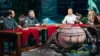 Vier Personen unterhalten sich