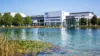 ICM-Gebäude von außen, mit See im Vordergrund