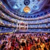 Semper Opernball in Dresden, Oper von innen bunt beleuchtet