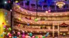 Viele bunte Luftballons in der Oper