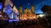 Odeonsplatz ist farbig beleuchtet