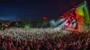 Festival im Dunkeln, bunte Lichteffekte auf der Bühne