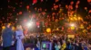 Bühne mit Blick auf die Luftballons, welche in die Luft steigen.