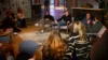 Menschen sitzen im Stuhlkreis, Venue