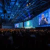 Große Bildschirme und Publikum