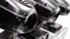 Das Bild zeigt mehrere schwarze Scheinwerfer, die für Bühnenbeleuchtung nebeneinander montiert sind.