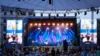 Die Bühne des DBT-Bürgerfests. Davor viele Menschen