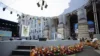 Bühne des DBT Bürgerfests. Viele Blumen vor der Bühne.