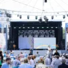 Bühne und zwei große Leinwände, Publikum