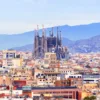 Die Stadt Barcelona von oben. Im Mittelpunkt ist die Sagrada Familia zu erkennen.