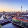 Die Skyline von Berlin, mit dem Fernsehturm und der Spree sind zu erkennen.