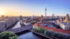 Die Skyline von Berlin, mit dem Fernsehturm und der Spree sind zu erkennen.