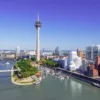Düsseldorf wird mit dem Rhein abgebildet.