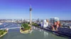 Düsseldorf wird mit dem Rhein abgebildet.