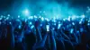Viele Menschen mit Handy in der Hand, blaues Licht