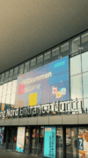 Das Willkommensschild der BOE ist vor dem Eingang der Messe groß abgebildet.