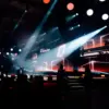 Die Bühne des BrandEx Awards 2026 wird mit Scheinwerfern hell beleuchtet. Eine Person ist auf der Bühne.